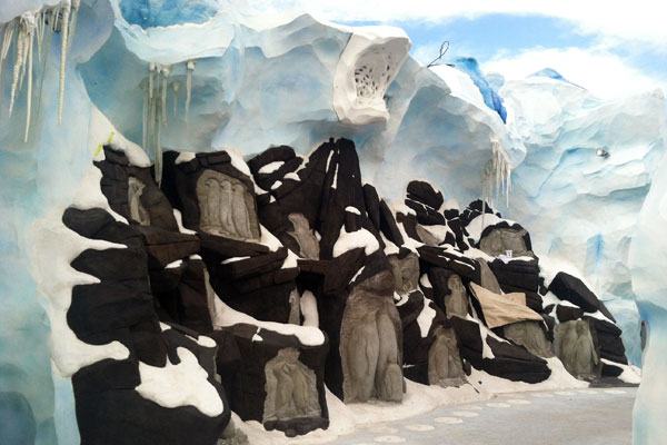 photo6-the-cove-where-the-penguins-are-carved-into-the-rocks1